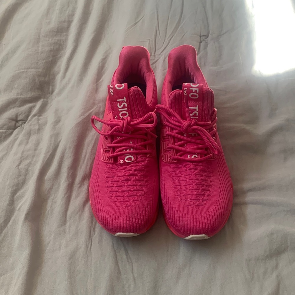 Size 7 women’s sneaker • pink • only worn twice to school inside all day
